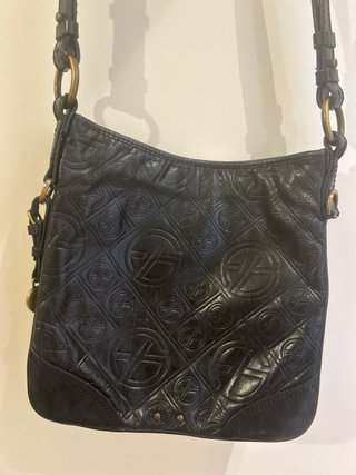 Bolso negro de cuero con grabado