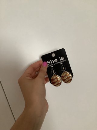 Pendientes She Is redondos en tonos dorado y cobre