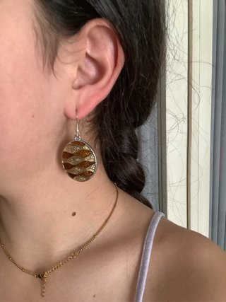 Pendientes She Is redondos en tonos dorado y cobre