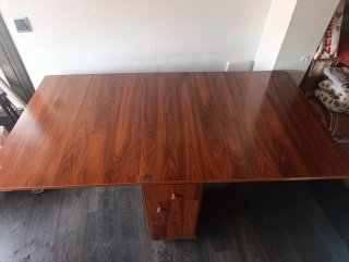 Mesa auxiliar de madera