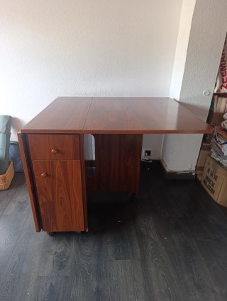 Mesa auxiliar de madera
