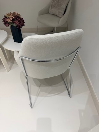 Conjunto 4 sillas y 2 mesitas modernas