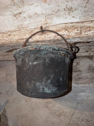 Cubo metálico antiguo