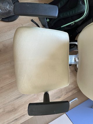 Silla de escritorio beige y negra
