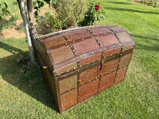 Antiguo baúl de viaje tapa abombada