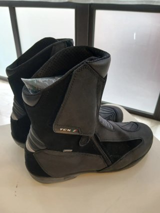 Botas de moto negras.