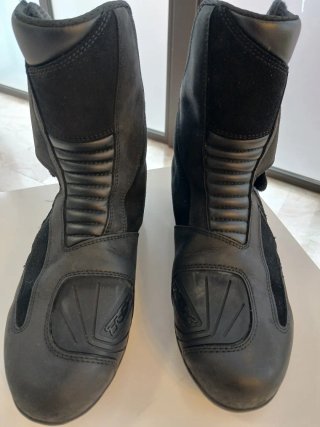 Botas de moto negras.