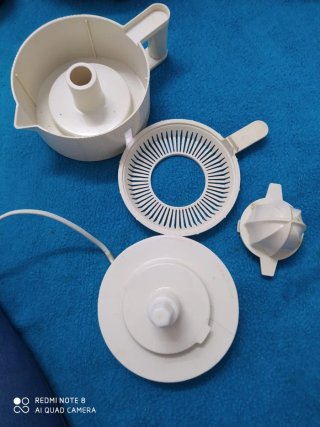 Exprimidor eléctrico blanco