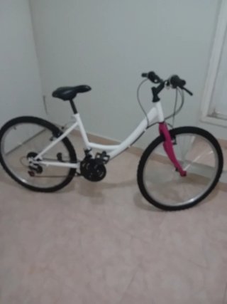 Bicicleta blanca y rosa