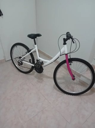 Bicicleta blanca y rosa