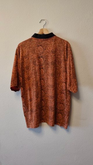 Camisa Polo Naranja y Negra Estampada.