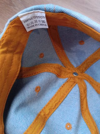 Berretto da donna bianco e in denim