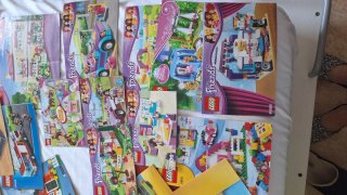 Scatola piena di pezzi Lego e cataloghi