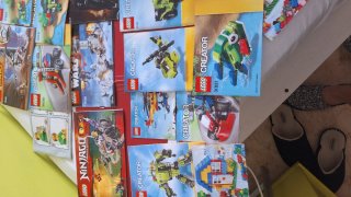Scatola piena di pezzi Lego e cataloghi