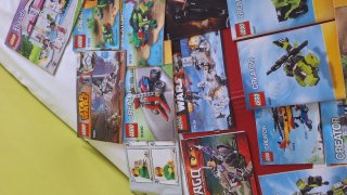 Scatola piena di pezzi Lego e cataloghi