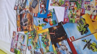 Scatola piena di pezzi Lego e cataloghi