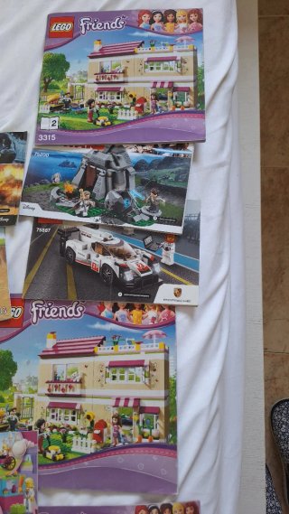 Scatola piena di pezzi Lego e cataloghi