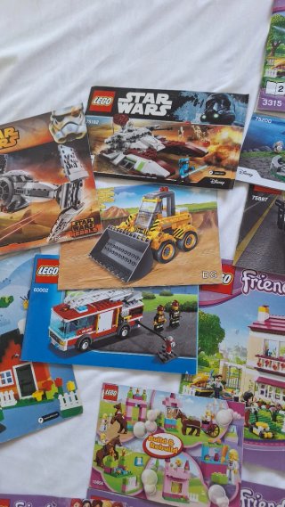 Scatola piena di pezzi Lego e cataloghi