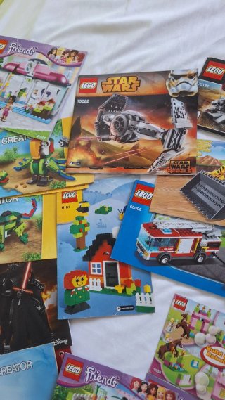Scatola piena di pezzi Lego e cataloghi