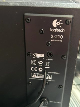 Sistema de altavoces 2.1 Logitech X-210