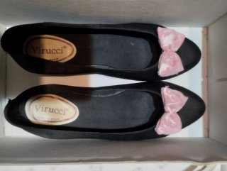 Zapatos Virucci negros con lazo rosa