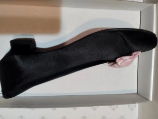 Zapatos Virucci negros con lazo rosa