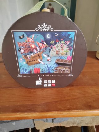 Puzzle rotondo nave pirata e squali