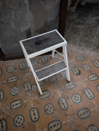 Escalerilla plegable antideslizante