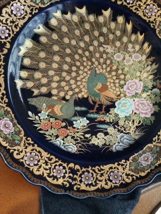 Fuente  vintage azul con diseño dorado