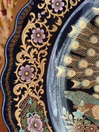 Fuente  vintage azul con diseño dorado