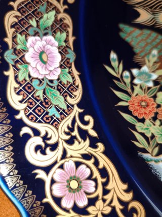 Fuente  vintage azul con diseño dorado