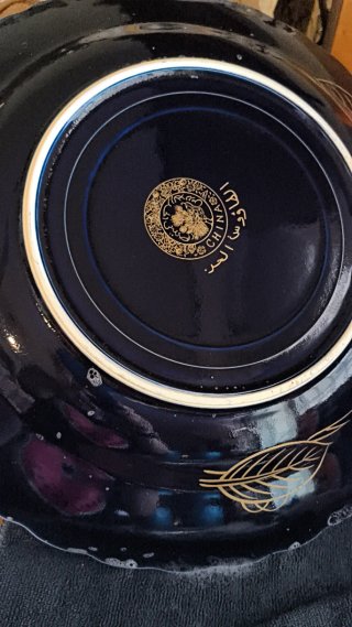 Fuente  vintage azul con diseño dorado