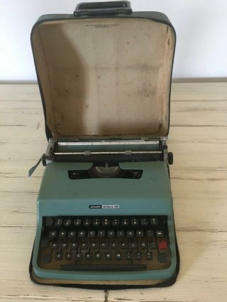 Máquina de escribir Olivetti Lettera 32