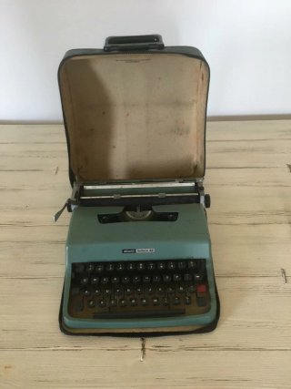 Máquina de escribir Olivetti Lettera 32