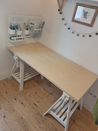 Mesa de trabajo + silla con ruedas + panel.