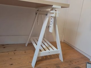 Mesa de trabajo + silla con ruedas + panel.
