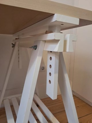 Mesa de trabajo + silla con ruedas + panel.