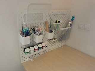 Mesa de trabajo + silla con ruedas + panel.