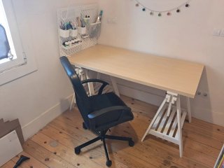 Mesa de trabajo + silla con ruedas + panel.