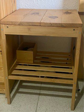 Dos mesitas de noche de madera