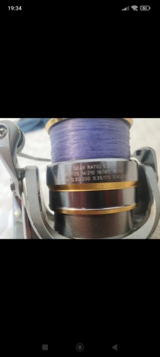 Carrete de pesca púrpura