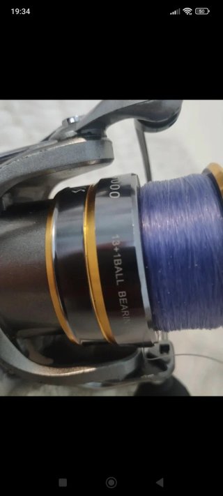 Carrete de pesca púrpura