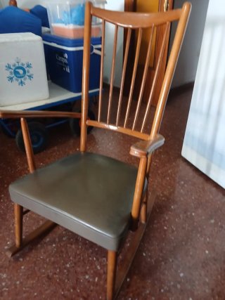 Butaca de madera y cuero