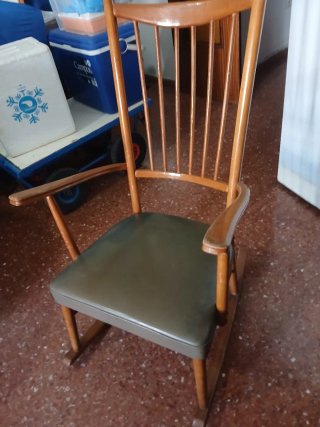Butaca de madera y cuero