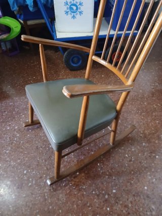 Butaca de madera y cuero