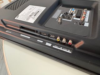 Televisor Negro, de la marca Samsung.
