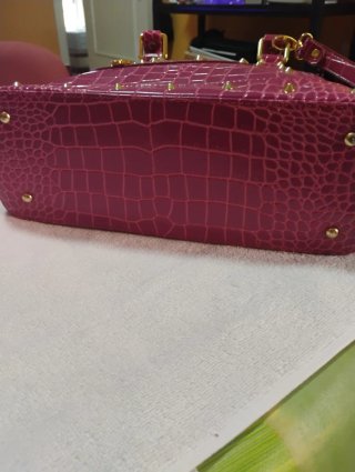 Bolso rosa con tachuelas doradas