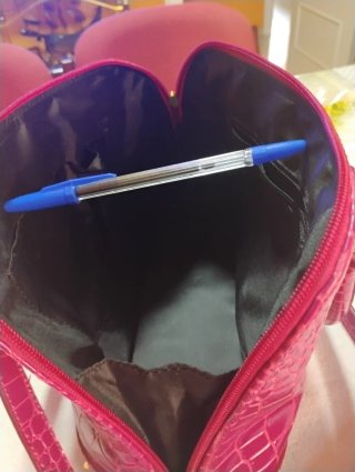 Bolso rosa con tachuelas doradas