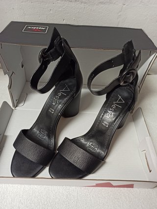 Sandali neri vera pelle tacco largo minimal chic