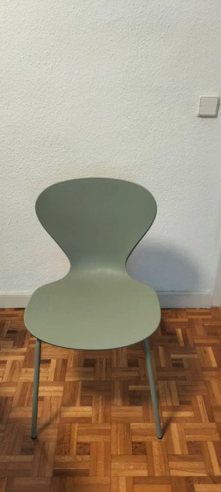 Mesa redonda blanca y sillas verdes